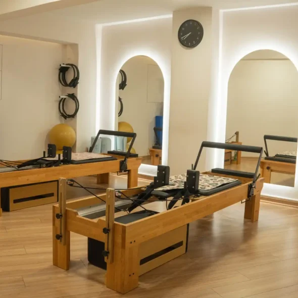 Physical Lab – Pilates Reformer (Συνδρομές). Δείτε τις τιμές για προπόνηση σε κρεβάτια Reformer από 17€ για ημερήσια και έως 170€ για μηνιαία πακέτα στο Physical Lab.