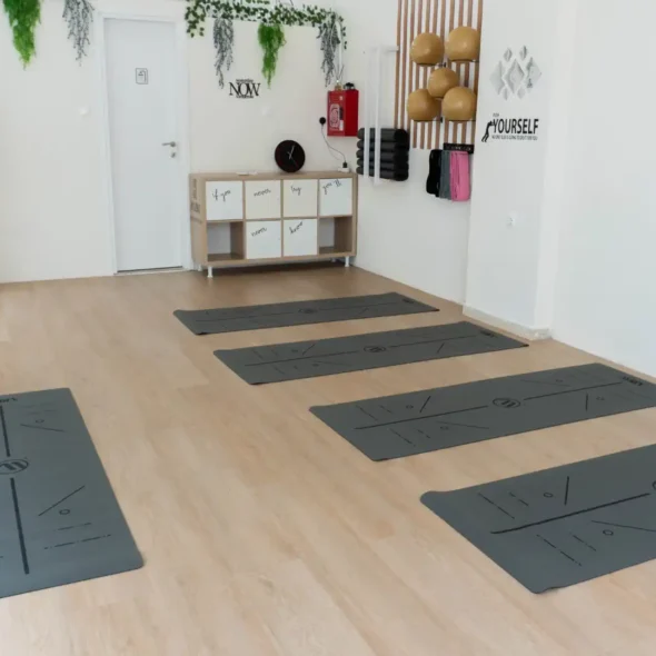 Pilates Infinity Motion – Yoga (Συνδρομές). Δείτε τα μηνιαία πακέτα Yoga και τις τιμές για μεμονωμένα μαθήματα στο Pilates Infinity Motion.